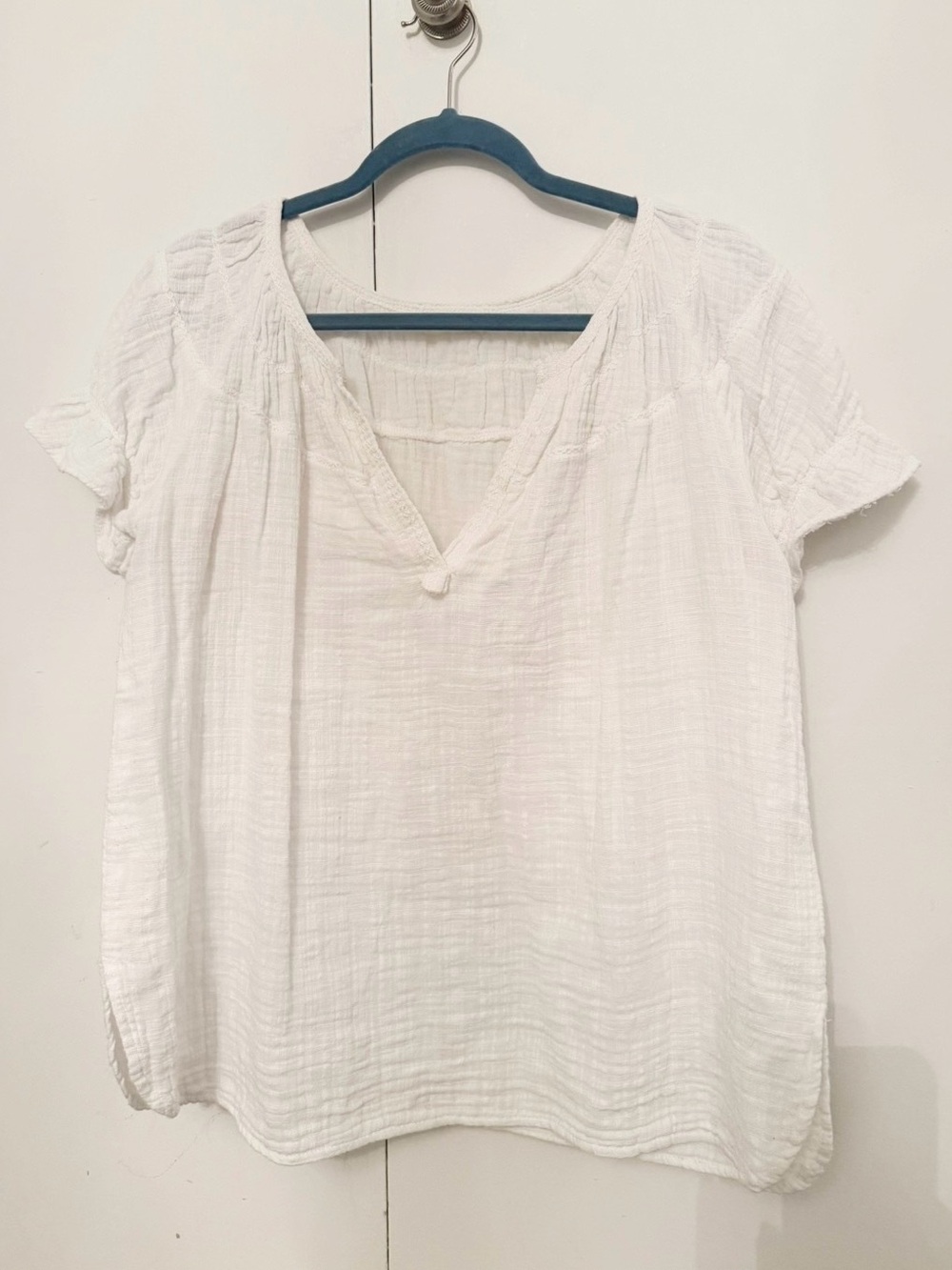Max Studio White Gauze V-Neck Short Sleeve Blouse
